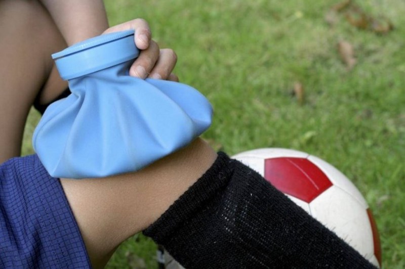 Chườm là cách phục hồi cơ bắp sau khi đá bóng cần thiết