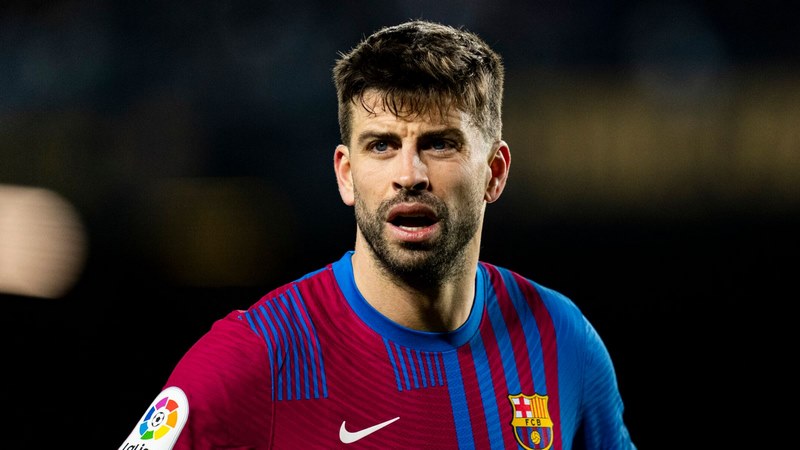 Gerard Piqué nổi bật với các bước chạy chắc chắn trên sân cỏ