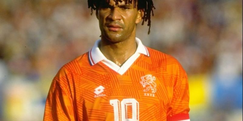 Số áo của Gullit gắn liền với số 10 từ những ngày đầu tiên 